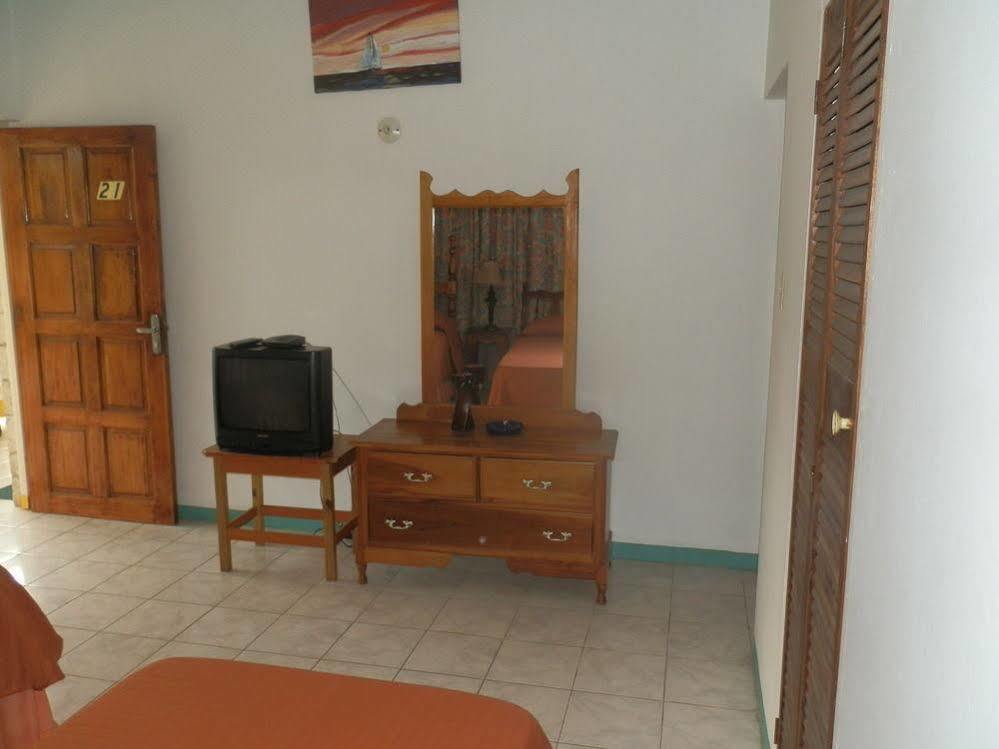The Golden Sunset Hotel Негрил Екстериор снимка